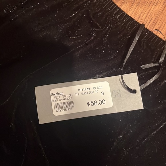 NWT Robertson + Rodeo Woman’s Black I Feel You Off The Shoulder Top Size S - Picture 4 of 5